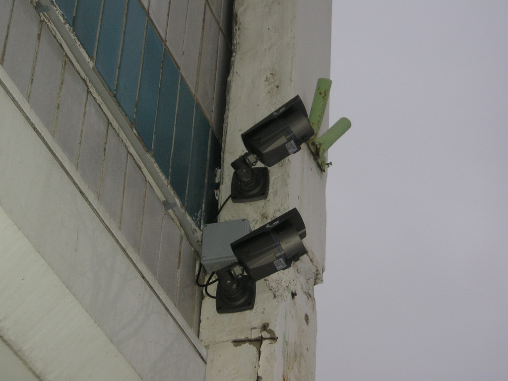 Две проводные аналоговые уличные камеры KDM-6215T установлены на выступе стены